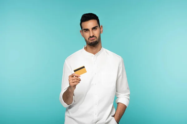Sorglig Arabian Man Som Håller Kreditkort Isolerad Blå — Stockfoto
