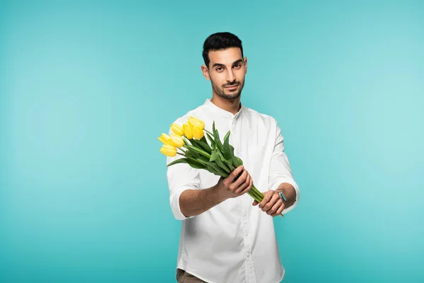 Homem Muçulmano Camisa Branca Segurando Flores Isoladas Azul — Fotografia de Stock