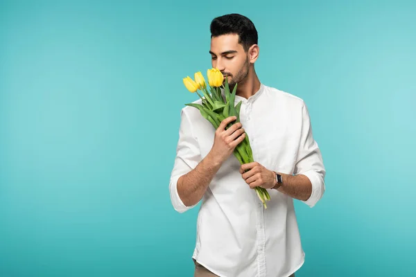 Hombre Árabe Oliendo Tulipanes Aislados Azul — Foto de Stock