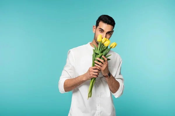 Hombre Árabe Joven Camisa Blanca Sosteniendo Flores Amarillas Aisladas Azul — Foto de Stock