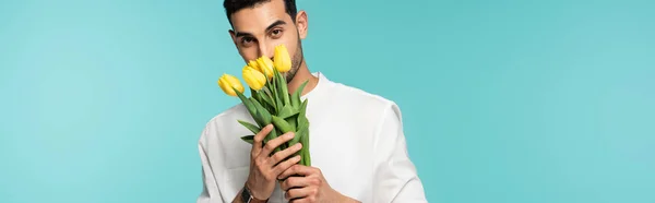 Homem Árabe Cobrindo Rosto Com Flores Isoladas Azul Bandeira — Fotografia de Stock