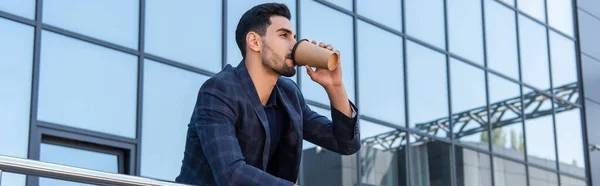 Joven Hombre Negocios Árabe Bebiendo Café Cerca Del Edificio Pancarta — Foto de Stock