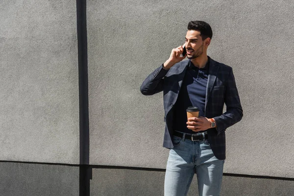 Empresário Árabe Positivo Com Café Falando Celular Livre — Fotografia de Stock