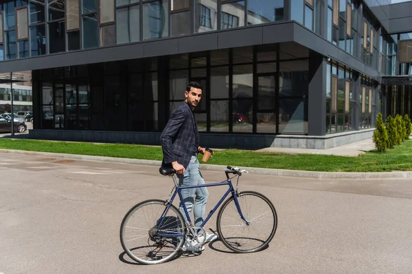 Muslim Man Jacket Holding Coffee Bike Outdoors — Stockfoto