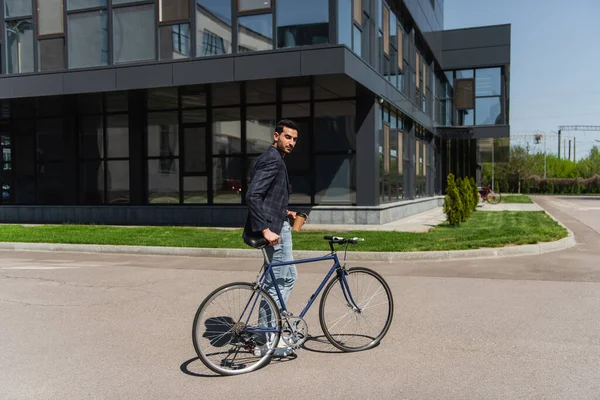 Homem Negócios Árabe Segurando Copo Papel Perto Bicicleta Rua Urbana — Fotografia de Stock