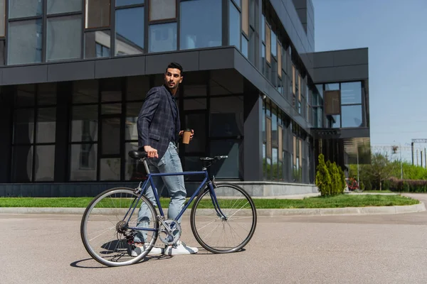 Homem Negócios Árabe Andando Perto Bicicleta Segurando Copo Papel Rua — Fotografia de Stock