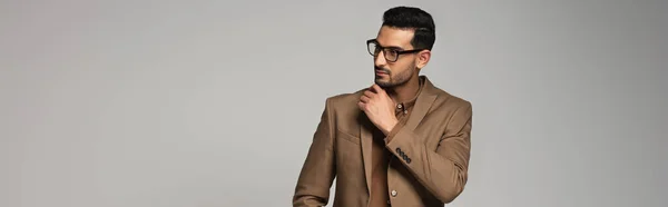Homem Negócios Árabe Óculos Casaco Marrom Olhando Para Longe Isolado — Fotografia de Stock