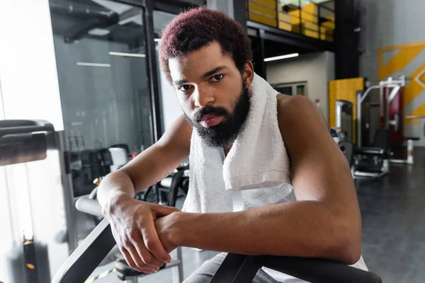 Νεαρός Αφροαμερικανός Αθλητής Πετσέτα Στο Λαιμό Κοιτάζοντας Κάμερα Στο Γυμναστήριο — Φωτογραφία Αρχείου