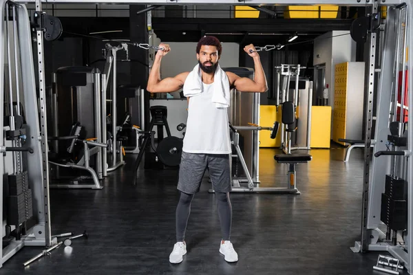 Vista Completa Hombre Afroamericano Barbudo Entrenamiento Máquina Ejercicio Cuerda Tracción — Foto de Stock