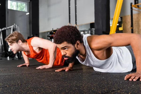 Barbuto Africano Americano Uomo Fare Push Vicino Offuscata Sportivo — Foto Stock