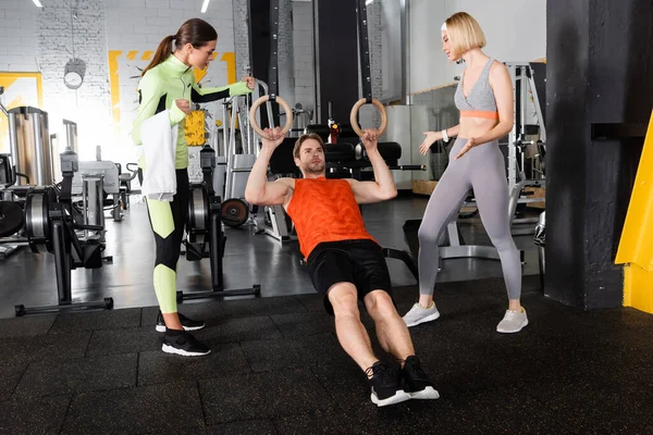 Young Trainers Gesturing Man Training Gymnastic Rings — Stock Photo, Image