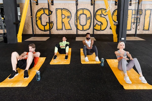 Jóvenes Multiétnicos Haciendo Ejercicios Abdominales Colchonetas Fitness —  Fotos de Stock