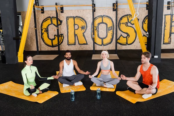 Többnemzetiségű Emberek Akik Lótuszban Meditálnak Csukott Szemmel Pózolnak Fitneszszőnyegen — Stock Fotó