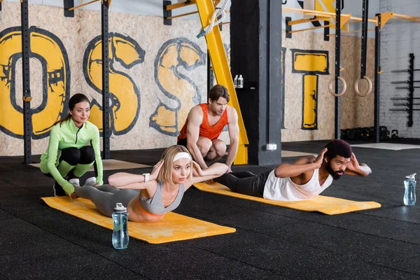 Trainers Helping Multiethnic People Doing Abs Fitness Mats — Stock Photo, Image