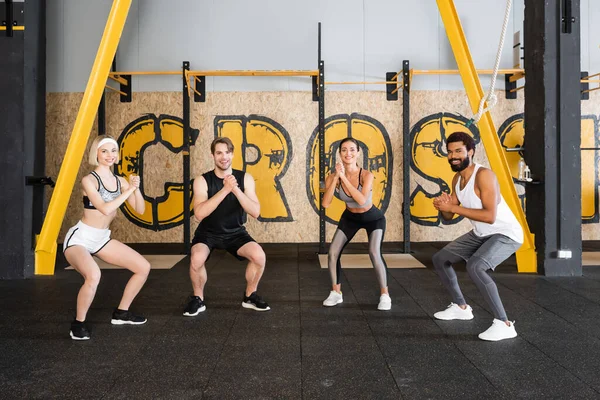 Gente Multiétnica Alegre Haciendo Abdominales Con Las Manos Apretadas Centro — Foto de Stock