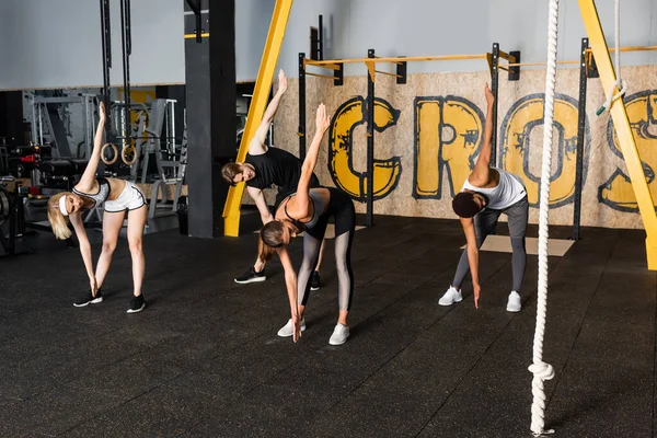 Menschen Sportbekleidung Trainieren Gemeinsam Fitnessstudio — Stockfoto