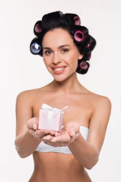 Sonriente Joven Rulos Sosteniendo Una Pequeña Caja Regalo Manos Aisladas — Foto de Stock