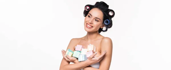 Sonriente Joven Rulos Sosteniendo Pequeñas Cajas Regalo Brazos Cruzados Aislados —  Fotos de Stock