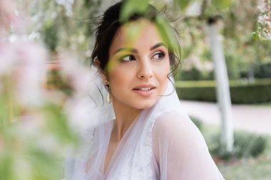 Peçeli güzel gelin parktan uzağa bakıyor. 