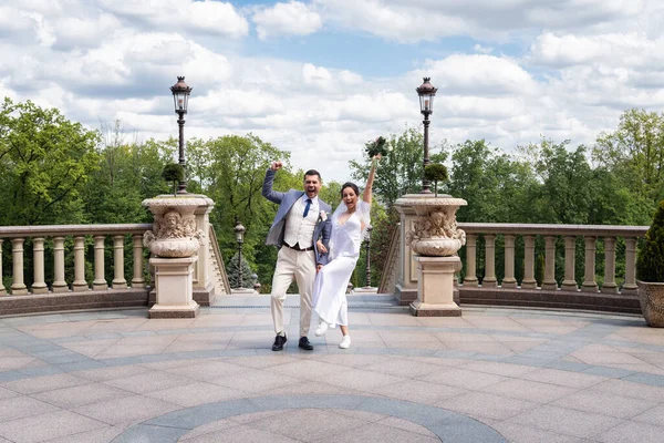 公園ではいジェスチャーを示す興奮新婚旅行 — ストック写真