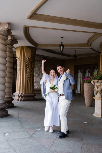 Alegre Recién Casados Mostrando Gesto Cerca Construcción —  Fotos de Stock