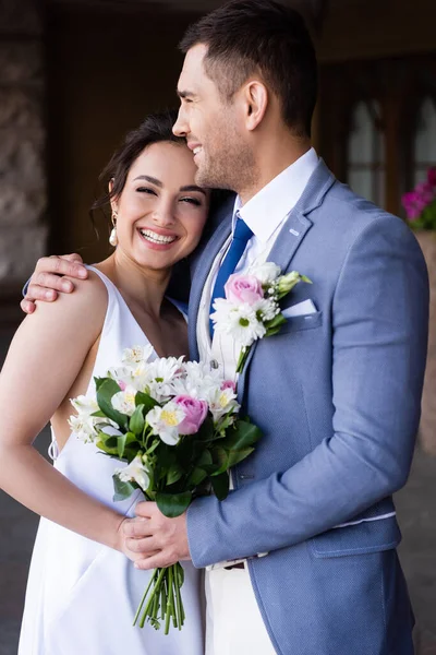 Pengantin Pria Yang Bahagia Memeluk Pengantin Wanita Dengan Buket Luar — Stok Foto