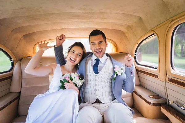 Aufgeregtes Brautpaar Zeigt Geste Oldtimer — Stockfoto