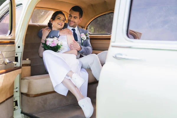 用老式汽车拥抱新娘的新郎微笑 — 图库照片