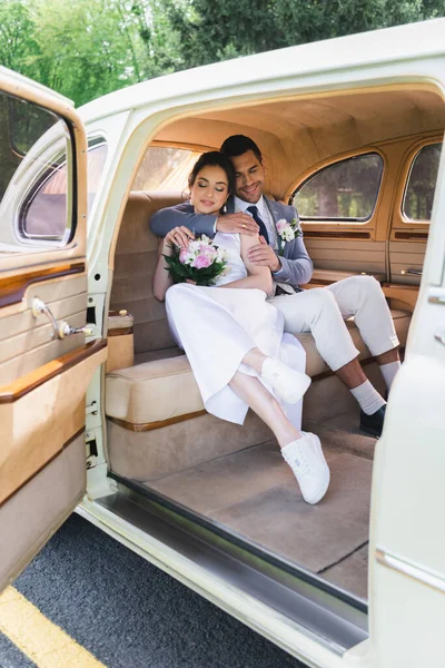 Bräutigam Anzug Umarmt Lächelnde Braut Retro Auto — Stockfoto