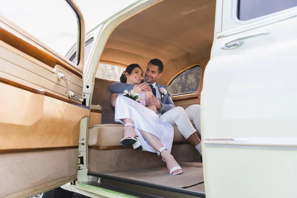 Vrolijke Bruidegom Knuffelen Elegante Vrouw Retro Auto — Stockfoto