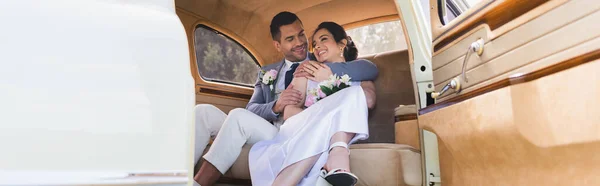 Vrolijke Pasgetrouwden Knuffelen Retro Auto Banner — Stockfoto