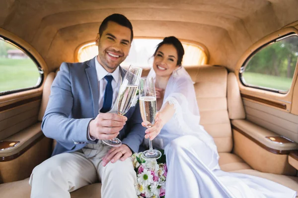 Recém Casados Desfocados Segurando Copos Champanhe Carro Retro — Fotografia de Stock
