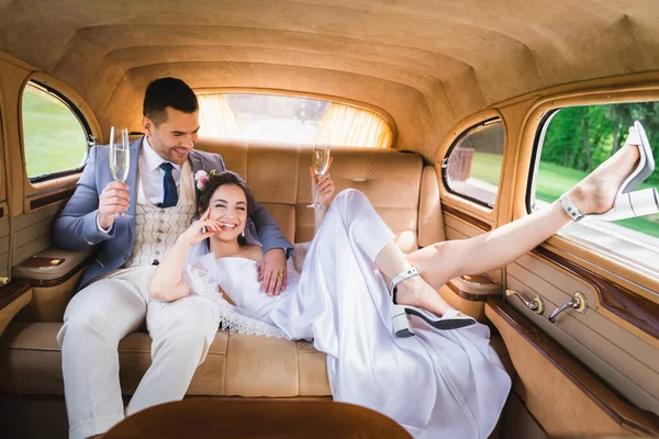 Jeunes Mariés Positifs Tenant Champagne Dans Une Voiture Rétro — Photo