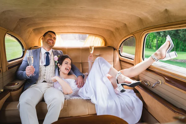 Gelukkige Bruid Met Glas Champagne Buurt Bruidegom Retro Auto — Stockfoto