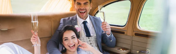 Recém Casados Positivos Com Copos Champanhe Olhando Para Câmera Carro — Fotografia de Stock