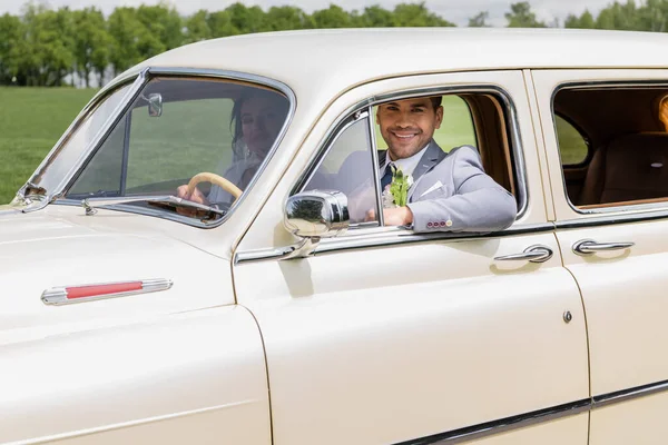 Happy Groom Driving Vintage Car Bride — Stock Photo, Image