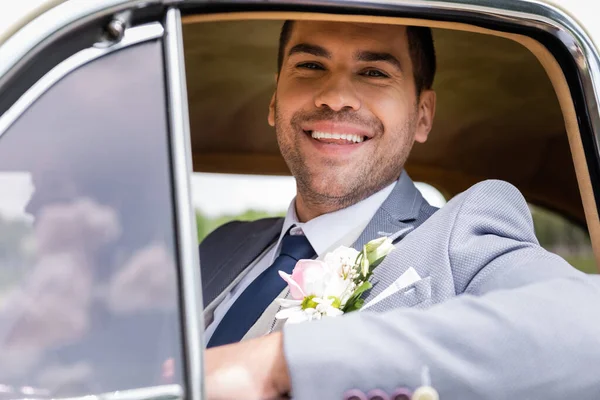 Fröhlicher Bräutigam Anzug Blickt Die Kamera Fenster Des Retro Autos — Stockfoto