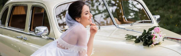 Вид Сбоку Счастливую Невесту Стоящую Возле Свадебного Букета Ретро Машине — стоковое фото
