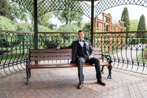 Smiling Groom Sitting Bench Park — Stock Photo, Image