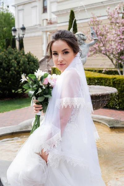 Pretty Bride Bouquet Looking Camera Fountain — Stock Photo, Image