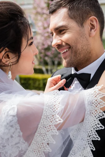 Vue Latérale Jeune Mariée Ajustant Noeud Papillon Sur Marié Souriant — Photo