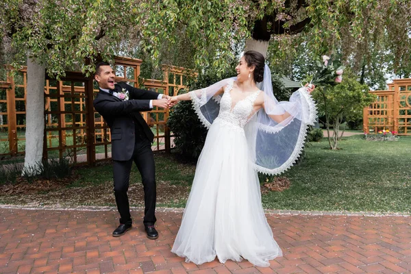 Happy Newlyweds Holding Hands Park — Stock Photo, Image