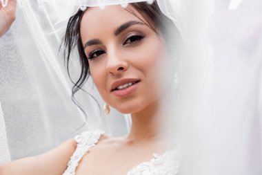 Bulanık peçeli gelinlik içindeki genç gelin 