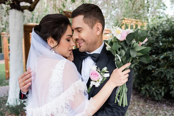 Seitenansicht Der Braut Weißem Schleier Mit Blumen Und Umarmen Lächelnden — Stockfoto