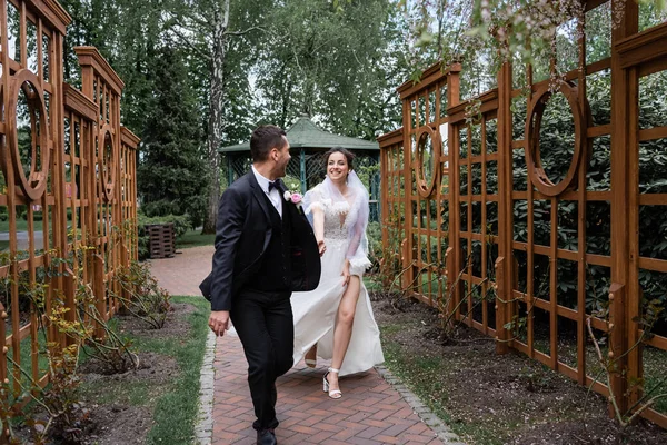 Happy Newlyweds Holding Hands Running Park — Stock Photo, Image