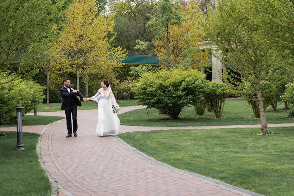 Cheerful Groom Pointing Finger Bride While Walking Park — Stock Photo, Image