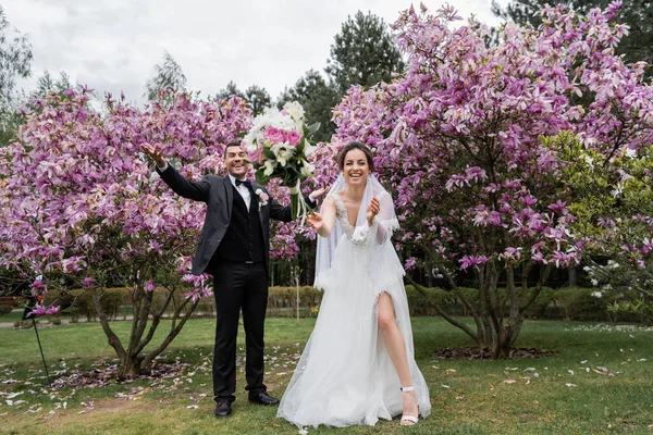 Happy Newlyweds Standing Falling Bouquet Park — Stock Photo, Image