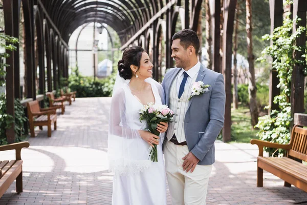 Side View Newlyweds Smiling Each Other Park — Stock Photo, Image