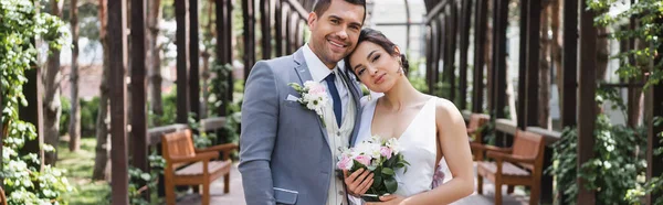 Sonriendo Recién Casados Mirando Cámara Parque Pancarta —  Fotos de Stock