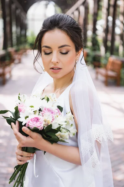 Pretty Bride Holding Wedding Bouquet Outdoors — Stock Photo, Image